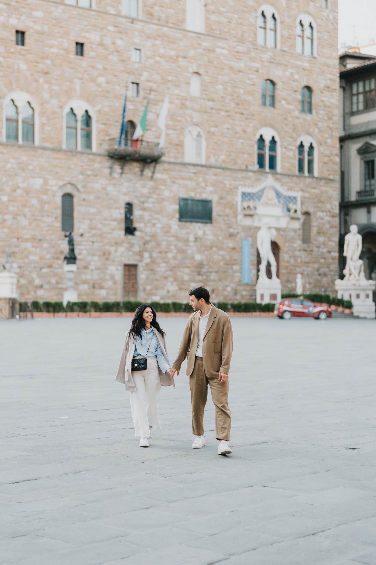 La coppia cammina in piazza della Signoria
