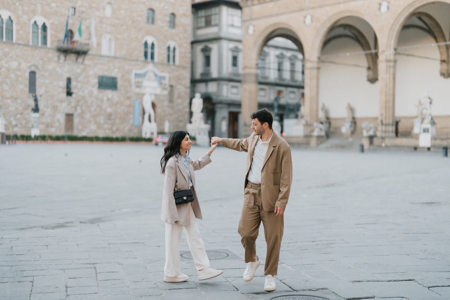 La coppia vicino alla Loggia dei Lanzi