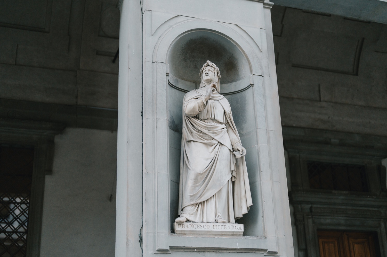Una statua nel loggiato degli Uffizi