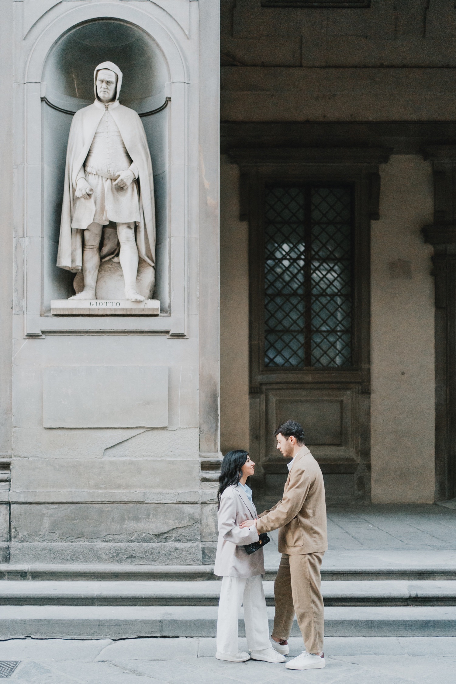 La coppia sotto le nicchie degli Uffizi