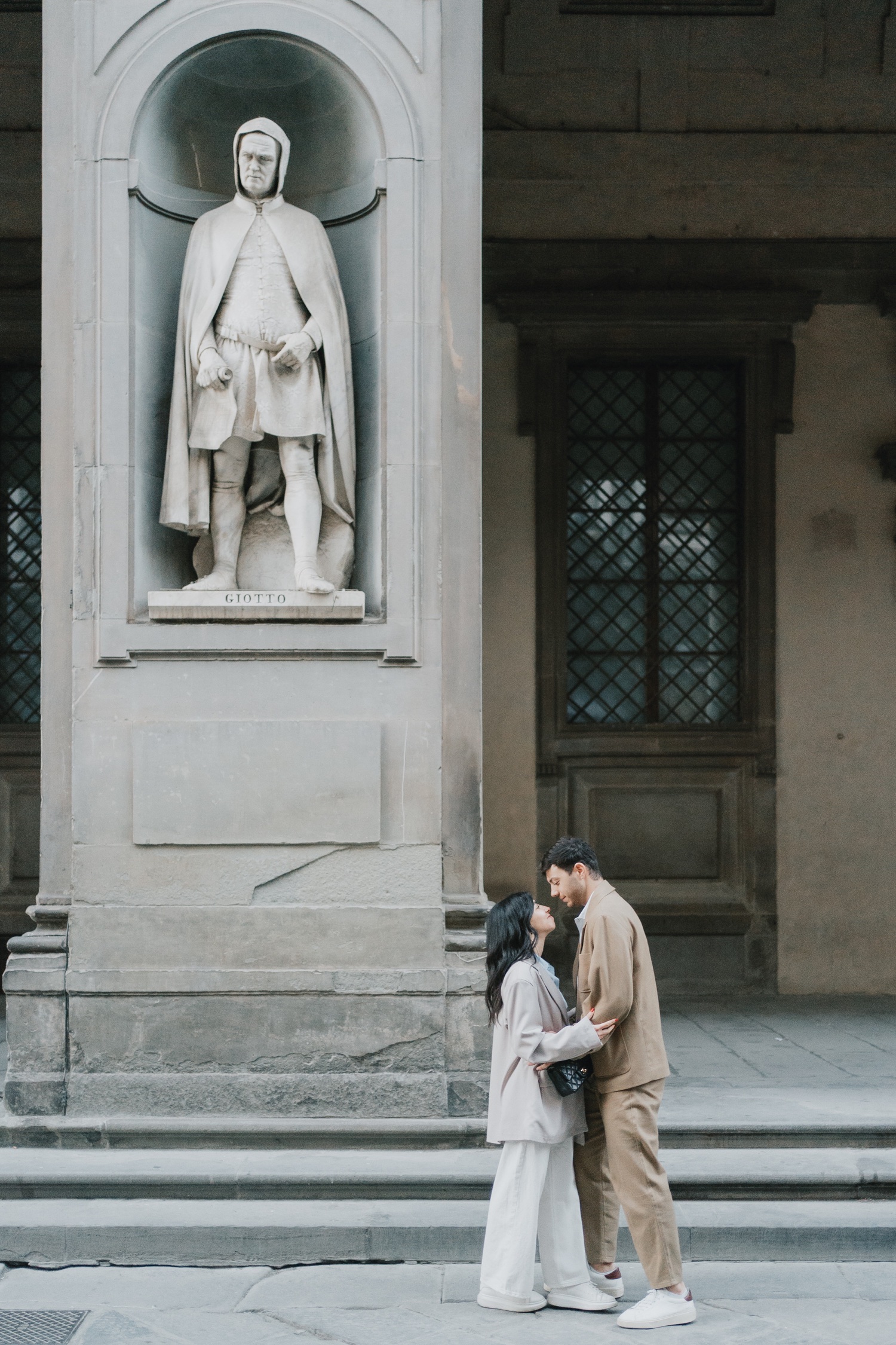 Abbraccio sotto le statue degli Uffizi