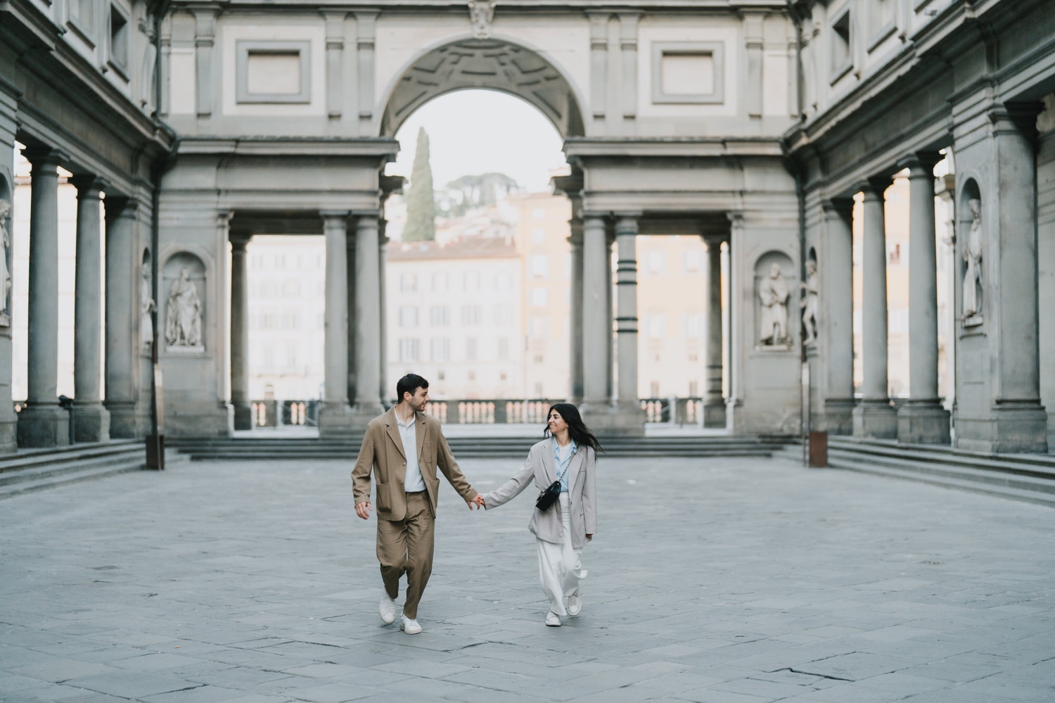 Il piazzale degli Uffizi verso l'Arno