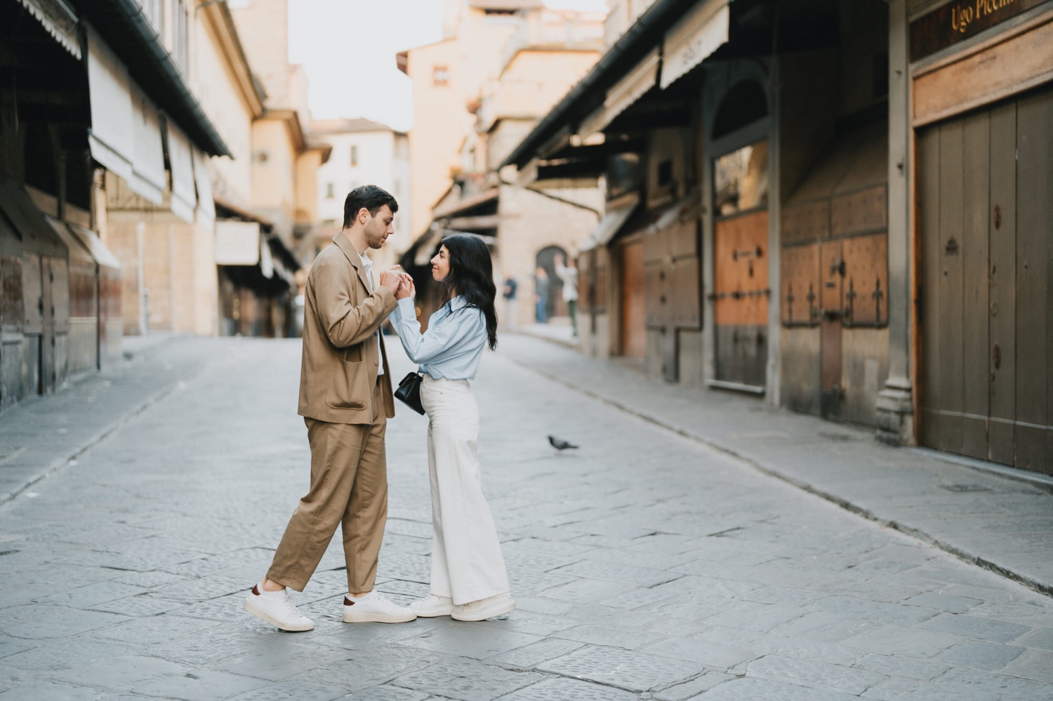 La coppia sul Ponte Vecchio deserto