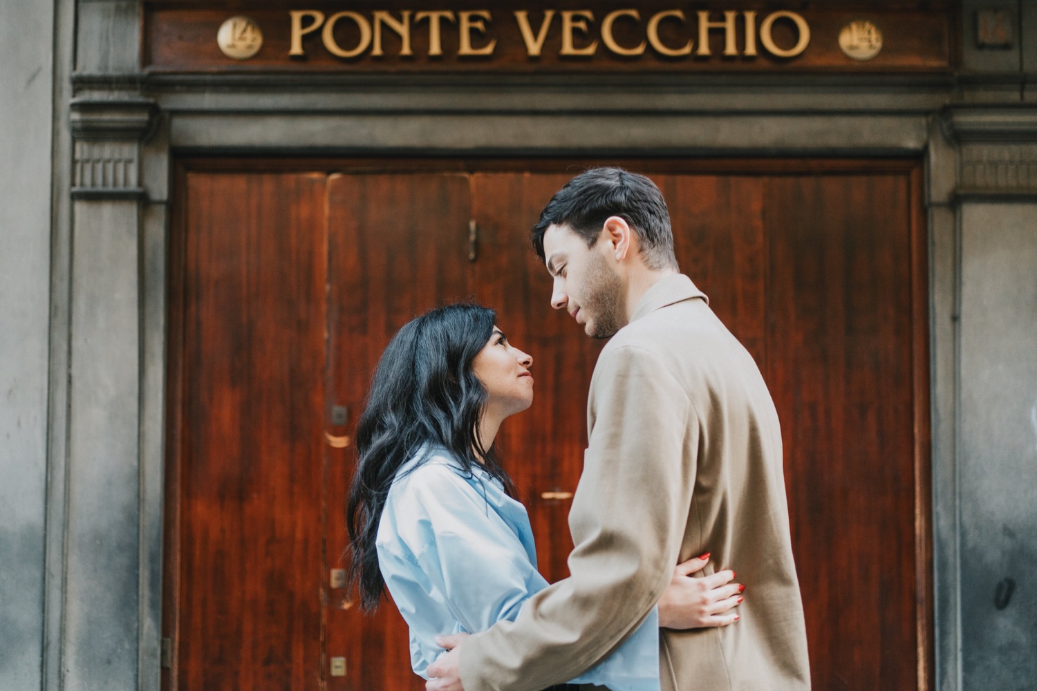 Davanti a un portone sul Ponte Vecchio