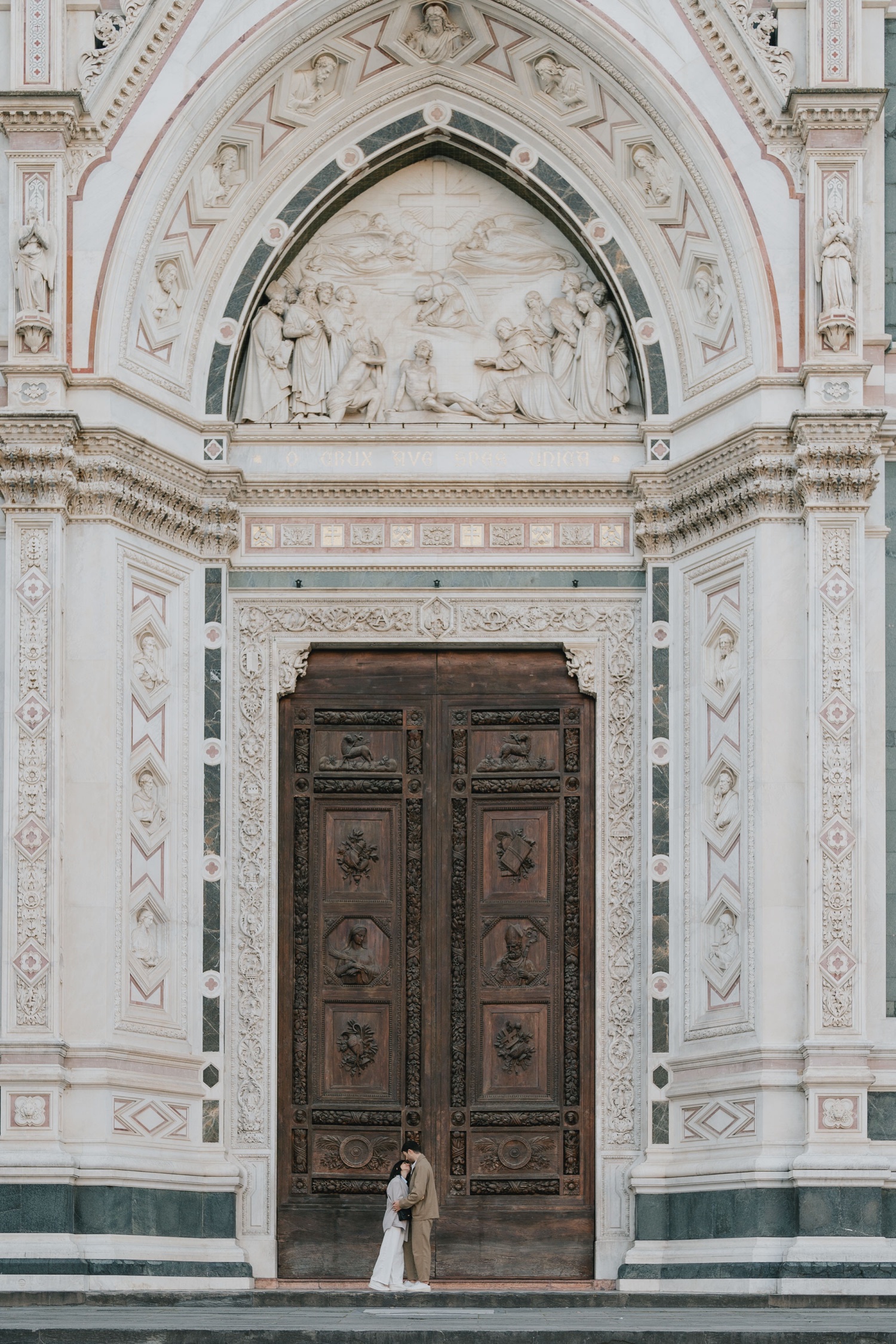 Il portale di Santa Croce con la coppia