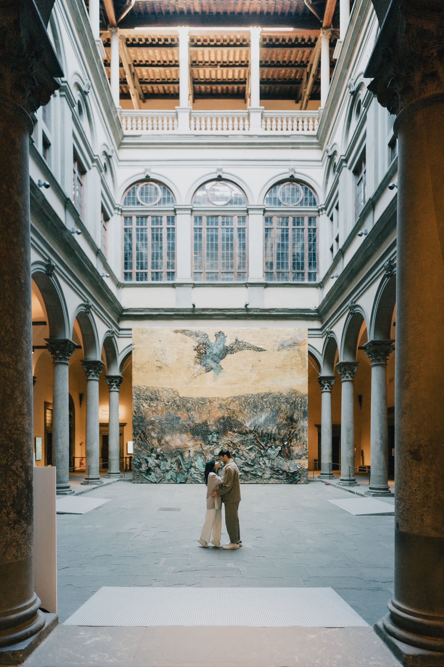 Il cortile visto tra le colonne