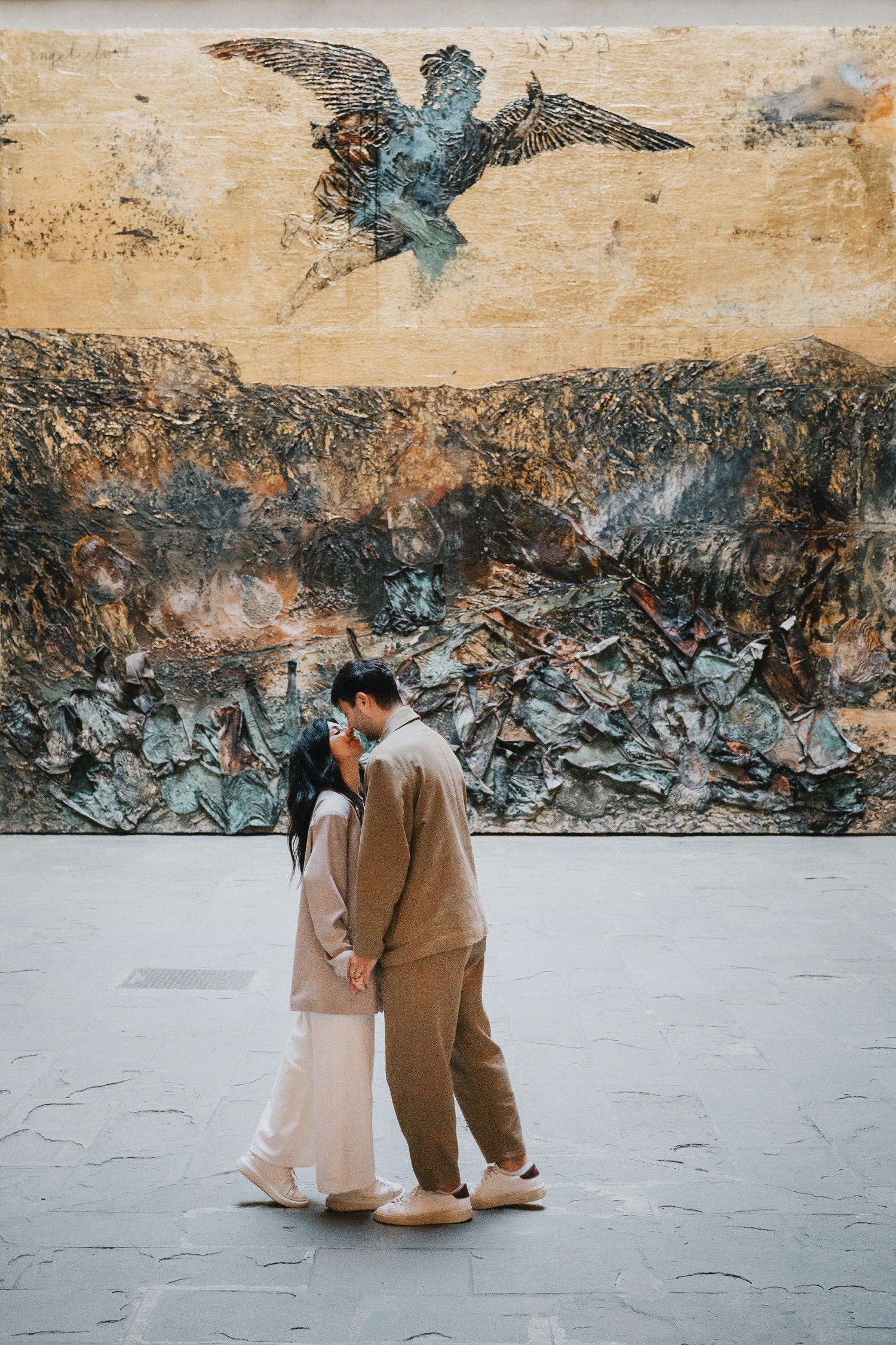 Abbraccio davanti all'affresco