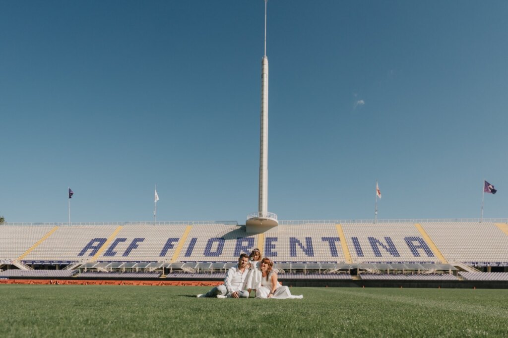 La famiglia seduta sul prato davanti alla curva