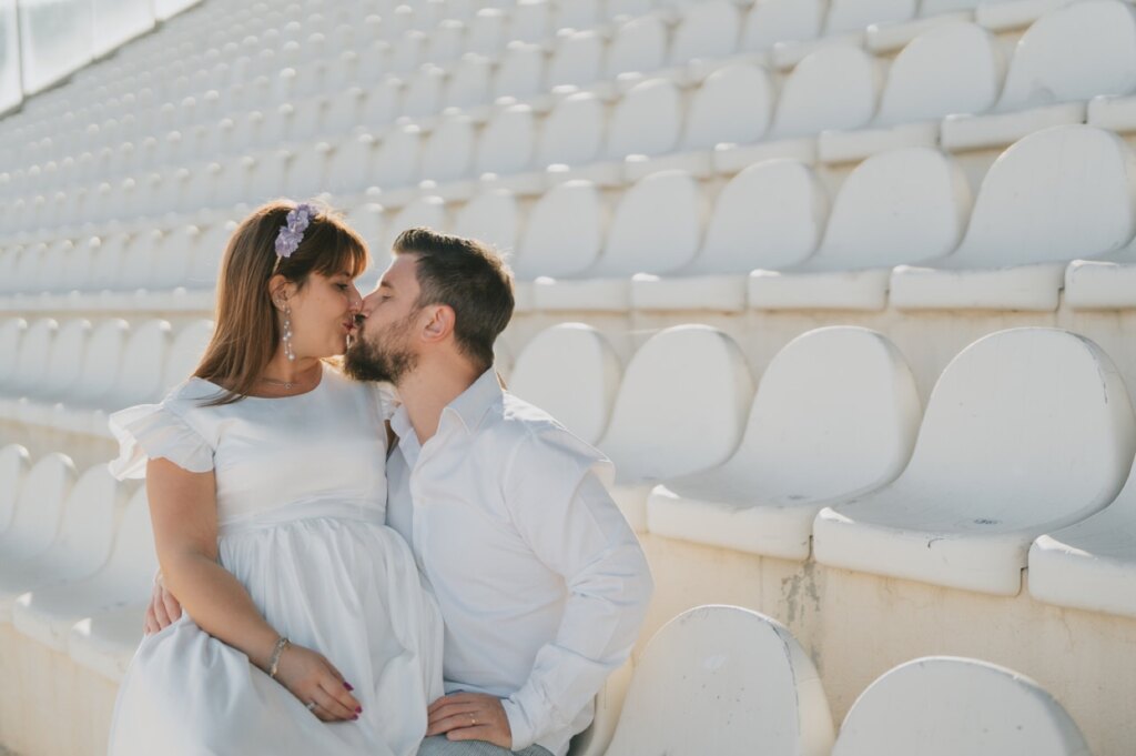 Un bacio tra i seggiolini bianchi